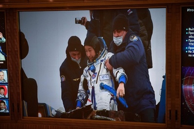 前澤氏、地球に帰還 12日間の宇宙旅行終え