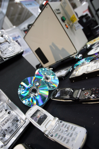 IT見本市「CeBIT」に、次世代HD破壊機「Crush Box」登場