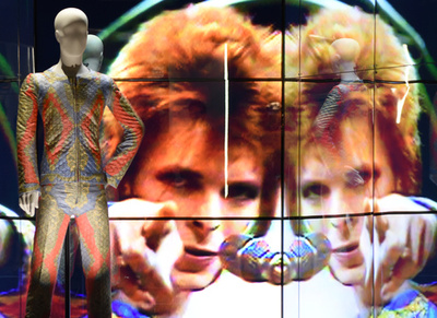 まもなく一周忌、デヴィッド・ボウイ回顧展8日から　東京