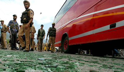 観光バス内で爆発、6人死亡、10数人が負傷