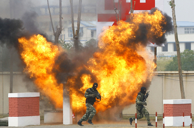 中国の対テロ特殊部隊、実技を披露