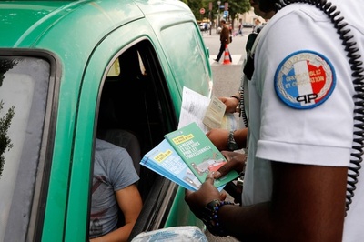 仏で新環境対策開始、パリで旧型車の走行規制 全土でレジ袋禁止