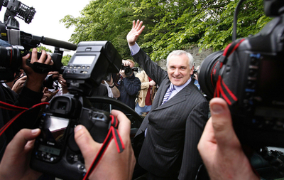 アイルランド下院選挙、共和党中道右派連合が僅差でリード