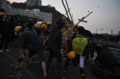 香港デモ隊「遍地開花」で各地に分散 混乱続き58人負傷
