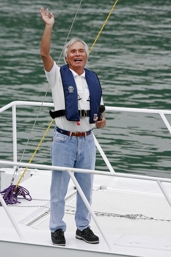 堀江さん、波浪推進船でゴール 世界初　