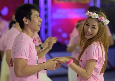 愛の35時間ダンスで目指せギネス登録、タイのバレンタイン
