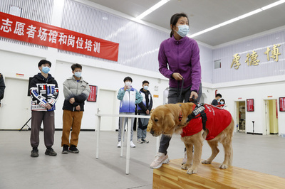北京冬季五輪に1.9万人の学生ボランティア 表彰担当の女性は身長約1.7メートルが条件