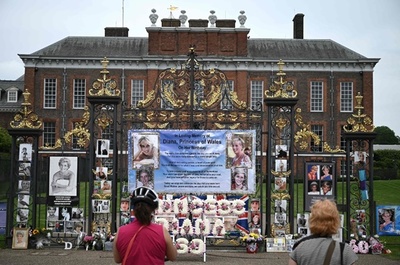 ダイアナ元妃60回目の誕生日 ケンジントン宮殿の門に写真やリース