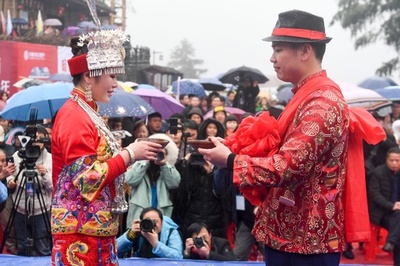 ミャオ族の婚礼、古式ゆかしく 湖南・十八洞村