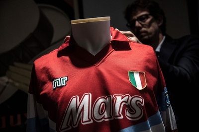 マラドーナ氏の貴重な背番号9の赤ユニホーム、155万円で落札