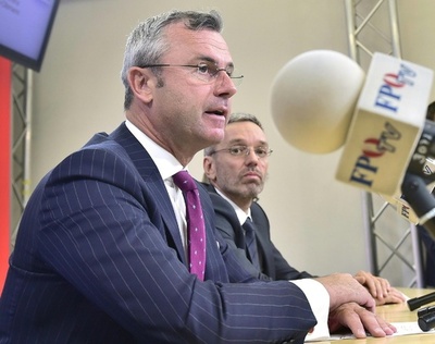 オーストリア、極右の閣僚全員辞任 内相更迭受け 汚職疑惑の影響広がる