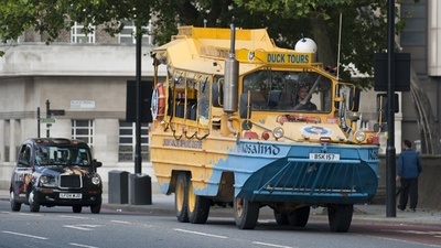 テムズ川観光のバスで火災、乗客が川に飛び込む 英国