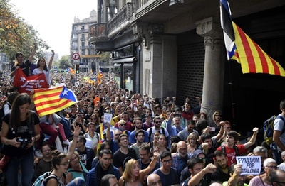 スペイン政府が「非常事態」押し付け、住民投票めぐり州首相が非難