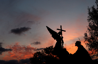 「聖週間」のスペインで、信者らがキリスト像担ぎ行進