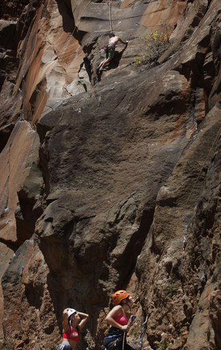 カナリア諸島の絶壁登るロッククライマーたち、スペイン