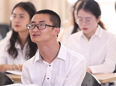 中国の脳性まひの青年 大学で12年聴講、まもなく「博士」課程を卒業