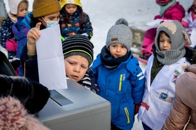 選挙を行うスイスの幼稚園児たち、遊びながら民主主義を学ぶ