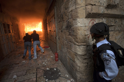 イスラエル警察とパレスチナ人、アルアクサ・モスクで衝突