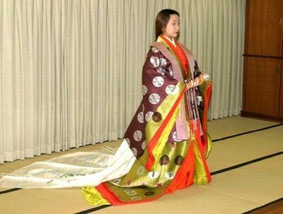 ◆古典で和歌を学ぶ前に、平安時代の貴族の様子を知る◆ 中学生に「十二単と和歌」の授業 【日時】3月12日（木）10：30～12：20　【場所】関西大学第一中学校