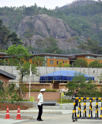 韓国の盧武鉉前大統領が死亡、自殺か