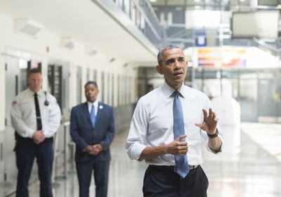 オバマ氏、現職米大統領として初の連邦刑務所視察