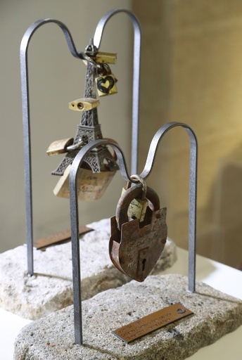 撤去された「愛の南京錠」、芸術作品として競売に出品へ 仏パリ