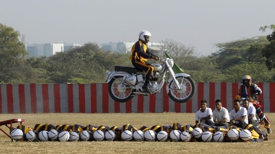 まるで飛行中!?オートバイ部隊が曲芸披露 インド