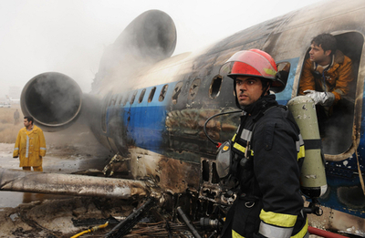 イランで旅客機、着陸失敗で炎上 46人が負傷