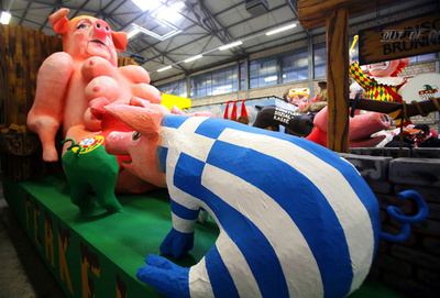 まるでサミット？カーニバルの今年の山車公開 ケルン