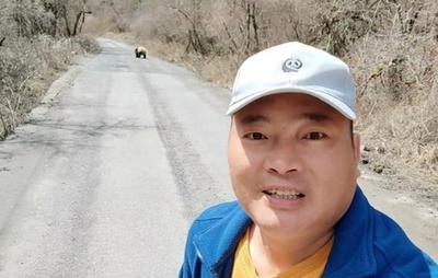 パトロールスタッフが野生パンダとツーショット撮影