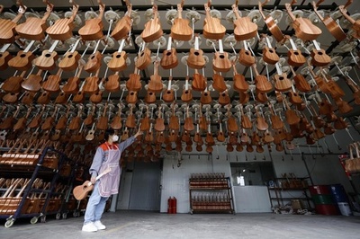 山間部の小さな県はギターで文化旅行の発展に力を与える