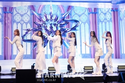 [★フォト] Weeekly、純白のカムバックステージ – KOREA WAVE