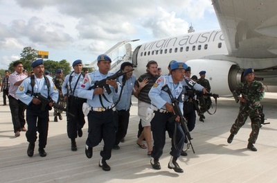 ハイジャック騒ぎで旅客機着陸、酔った乗客の身柄拘束