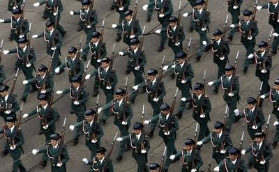 スペイン軍、「声が甲高い男性はダメ」の入隊基準見直し迫られる