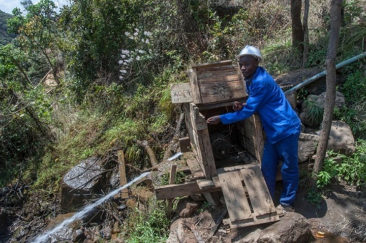 冷蔵庫部品でDIY水力発電機 村に電気を運ぶマラウイ男性の挑戦