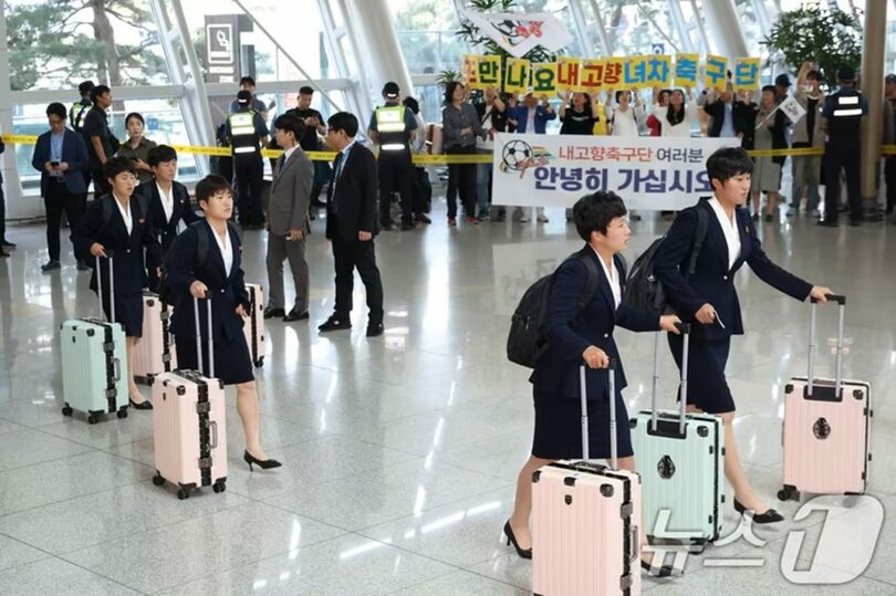 帰国の途についた北朝鮮のサッカー女子選手団「ネゴヒャン（わが故郷）」の選手ら(c)news1