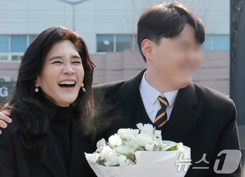 9日、ソウルの高校で開かれた長男の卒業式に出席し、記念撮影に応じるホテル新羅のイ・ブジン社長(c)news1