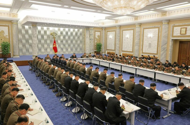 2025年5月28日、北朝鮮のキム・ジョンウン（金正恩）朝鮮労働党総書記が主宰した党中央軍事委員会の会議＝労働新聞(c)KOREA WAVE
