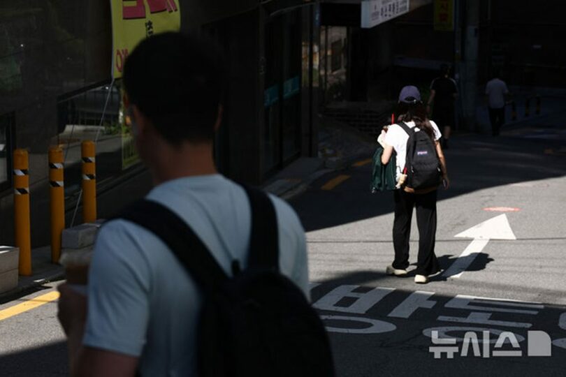 ソウル・銅雀就業支援センター付近を歩く就職活動中の若者(c)NEWSIS