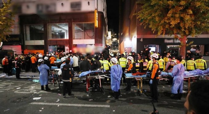 30日未明、現場を収拾する消防救急隊員(c)MONEYTODAY