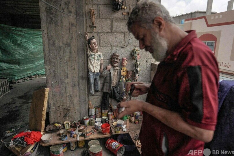 ガザの人形作家、空き缶で子どもたちに「喜び」を