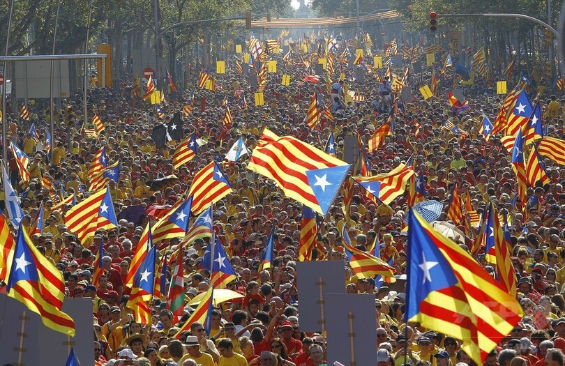 カタルーニャで独立派デモに数十万人 住民投票求め巨大人文字 写真22枚 国際ニュース Afpbb News