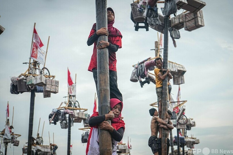 【今日の1枚】プレゼントまであと一息、インドネシア独立記念に伝統の棒上り