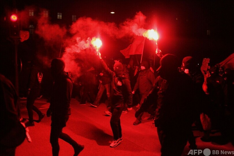 欧州各地で抗議デモ コロナ感染再拡大で規制強化