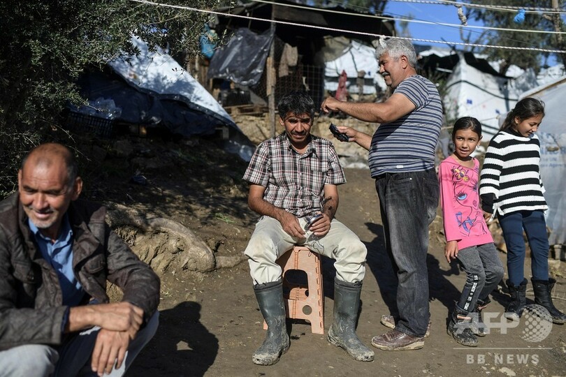 寒さと雨に凍える難民 スラム街と化したキャンプ ギリシャ