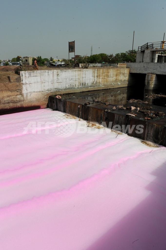 用水路に排出される化学物質汚染水、インド