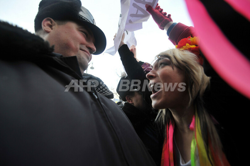 女性活動団体が「放尿」、男性だけの内閣に抗議 ウクライナ