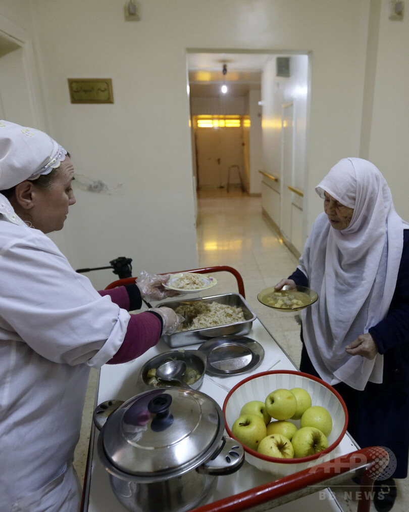 シリアの老人ホーム、内戦で取り残された高齢者の「ついの避難所」