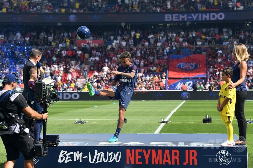 PSGが開幕戦で快勝、試合前には新戦力ネイマールをお披露目