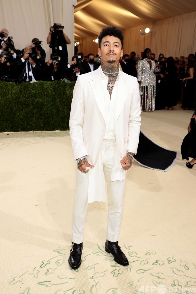 大坂なおみ、華やかな衣装で登場 ファッションの祭典「メット・ガラ」